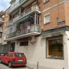 Fachada de la vivienda desde la que fue arrojada una mujer en Madrid