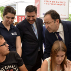 El consejero de Empleo y el alcalde de Palencia conversan con dos jóvenes en la feria. A. ÁLVAREZ