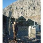 Rodíguez Aller señala el paraje en el que se quiere ubicar el teleférico