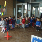 Dos guardias civiles de Tráfico visitaron ayer la guardería para hablar de educación vial a los niños. DL
