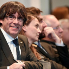 Puigdemont, acompañado de los cuatro exconsellers que están con él en Bruselas, en el acto con los alcaldes.