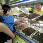 Un puesto de insectos en un mercado de Bangkok, en Tailandia.