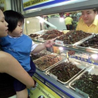 Un puesto de insectos en un mercado de Bangkok, en Tailandia.