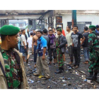 Soldados indonesios montan guardia dentro de la prisión tras el motín.