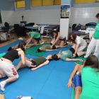 Alumnos de Fisioterapia en una de sus clases prácticas. L. DE LA MATA