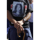 Un minero exhibe una foto de Sheila Barrero.