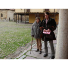 Maite Carnicer y Ana Sáenz de Miera por una de las aceras que se ensancharán; en la foto de la derecha, Concha Pérez y Henar Valbuena; y en la de abajo, José María Fernández.