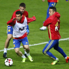 Pedro Rodríguez, con el esférico, durante el entrenamiento de España en Gijón. J.L.CEREIJIDO