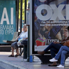 Imagen de una parada de autobús en Atenas en la que hay pancartas pidiendo el 'sí' y el 'no' en el referéndum de Grecia.