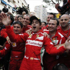 Fernando Alonso celebra con su equipo el liderazgo en solitario del Mundial.