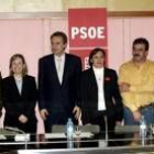 Rodríguez Zapatero, en el centro, después de la reunión que mantuvo con los sindicatos mineros