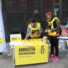 Los activistas recogieron firmas contra los desalojos en la plaza de Lazúrtegui. L. DE LA MATA