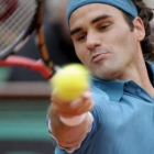 Federer devuelve una bola en su victoria de ayer ante su compatriota Wawrinka.