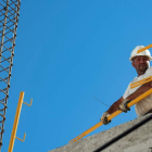 Un trabajador de la construcción en una obra en Toledo. EFE
