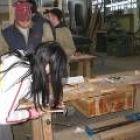 Alumnos del IES San Andrés durante su visita a la escuela taller