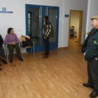 Varios vecinos aguardan su turno ayer por la mañana en una de las salas de espera.