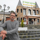 George Ibrasu, encargado de ‘El Rincón de Pepín’, ayer a las puertas del restaurante de Ponferrada. L. DE LA MATA