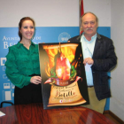 La concejala y el alcalde de Bembibre, ayer al presentar el cartel anunciador. M. MACÍAS