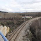 La línea Palencia-La Coruña pasa muy cerca del polígono y bastaría un ramal de 300 metros para conectarlo. L. DE LA MATA.