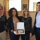 Myriam Sonia, junto a su padre Mateo, recibió una placa de la alcaldesa María Eugenia y el concejal Abel. DL