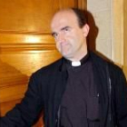 El sacerdote que se negó a declarar sale de la audiencia donde se celebró el juicio