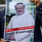 Un manifestante muestra la foto de Jamal Khashoggi en una protesta frente al consulado de Arabia Saudí en Estambul.