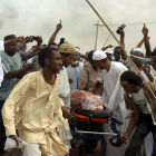 Sudaneses cargan con un muerto tras los enfrentamientos frente a la embajada de Alemania.