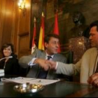 Manuel Losada y Javier García-Prieto se saludan en presencia de Teresa González y Lupicinio Rodrigo