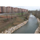 La playa fluvial se planificaba para el espacio entre el puente de San Juan de Dios y la pasarela del Área 17. RAMIRO