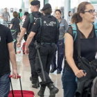 Guardia  Civil en los controles de seguridad del aeroperto de Barcelona.