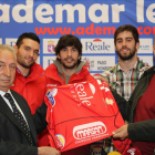 El responsable de Quesos Marsán junto a jugadores y al presidente del Ademar.