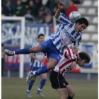El vitoriano salta sobre Antón Olondo en un choque contra el Athletic B