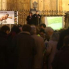 Un momento de la celebración de la vigilia por la vida en la plaza de la Catedral.