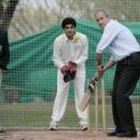 Bush juega al cricket con varios jóvenes paquistaníes en el interior de la embajada norteamericana