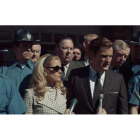 Escena del filme en la que el senador Kennedy sale del juzgado con su esposa.