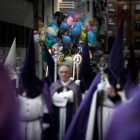 Los vendedores de globos son los personajes favoritos de los más pequeños, la señal indiscutible de que la procesión ha terminado. Sus vivos colores inundan.