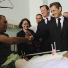 David Cameron y Nicolás Sarkozy, en su visita a los pacientes del Centro Médico de Trípoli.