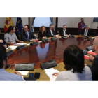 Los equipos negociadores del PSOE, Podemos y Ciudadanos, momentos antes del inicio de la reunión que mantuvieron ayer en una sala del Congreso. PACO CAMPOS