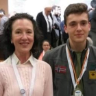 El alumno premiado junto con su profesora
