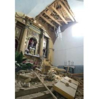 El techo del presbiterio se cayó dejando este alarmante aspecto