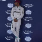 Hamilton celebra su pole position en Montmeló.