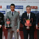 Ronaldo, acompañado por Aduriz, Ancelotti y Ramos tras la entrega de los premios Marca de la temporada pasada.