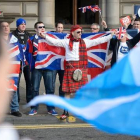 Partidarios y contrarios a la independencia en Escocia en George Square de Glasgow.