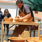 La plaza Antonio Machado acoge los numerosos puestos así como los talleres sobre el arte de modelar. A. VALENCIA