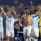 La selección argentina celebra su pase a la final de Copa América después de derrotar a Paraguay.