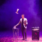 El joven mago leonés Cess durante una de sus actuaciones. DL