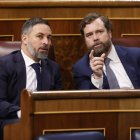 Santiago Abascal e Iván Espinosa de los Montero, ayer en el Congreso. JAVIER LIZÓN