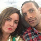 Rio Ferdinand y su esposa, en una imagen de la cuenta de Twitter del jugador.