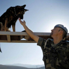 El cabo mayor Alfonso Carmona, guía canino en la base Miguel de Cervantes, en Marjayoun, junto al pastor alemán Abe.
