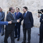 El presidente de Aragón, Lambán, saluda al consejero de Empleo, Fernández Carriedo. ANTONIO GARCÍA